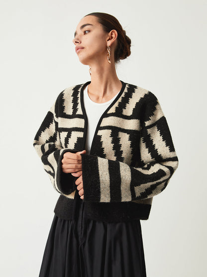 Effortlessly Elegant Cardigan with a Timeless Design