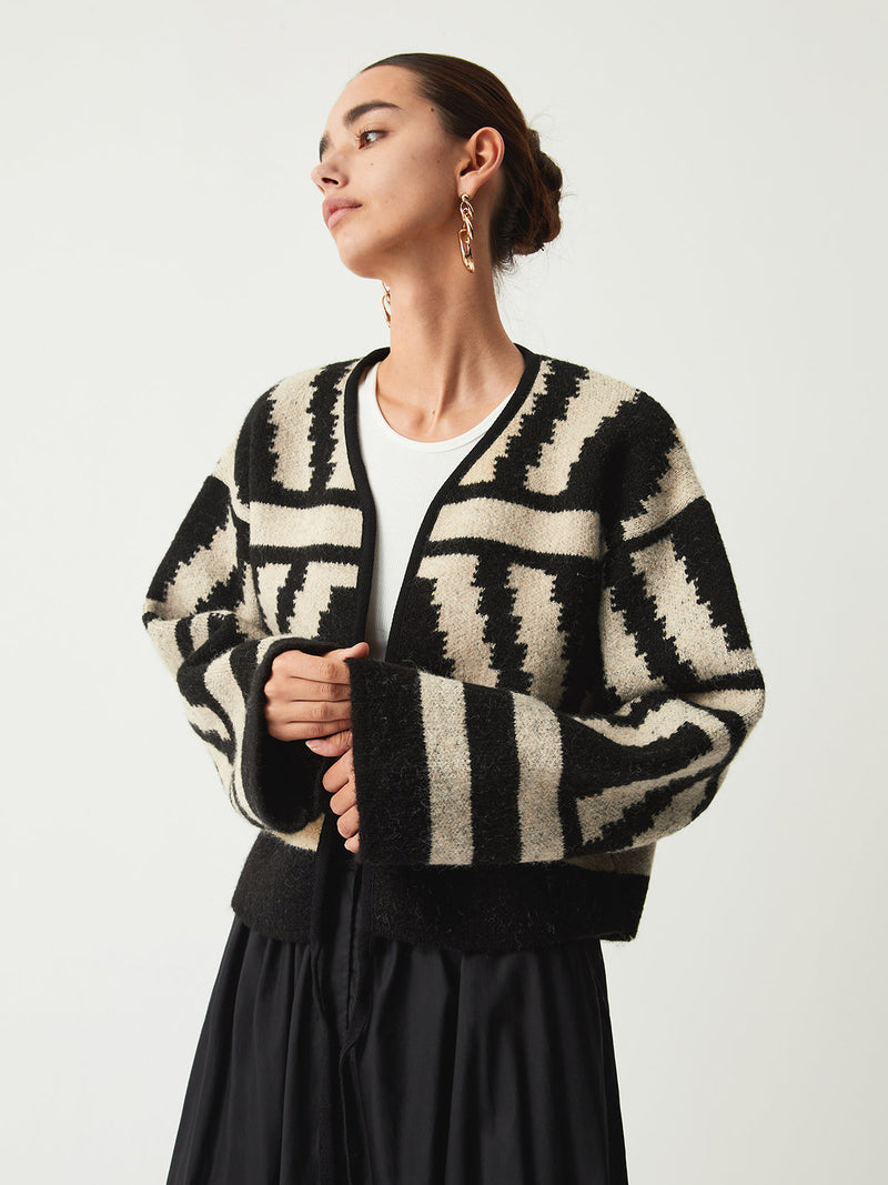 Effortlessly Elegant Cardigan with a Timeless Design