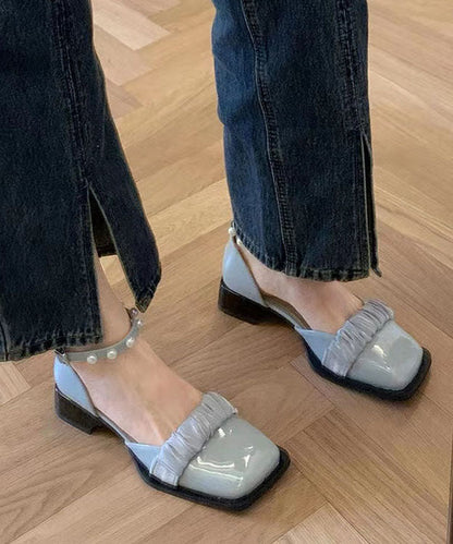 Well Tailored Sandals with a Graceful Silhouette