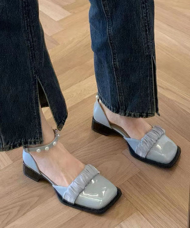 Well Tailored Sandals with a Graceful Silhouette