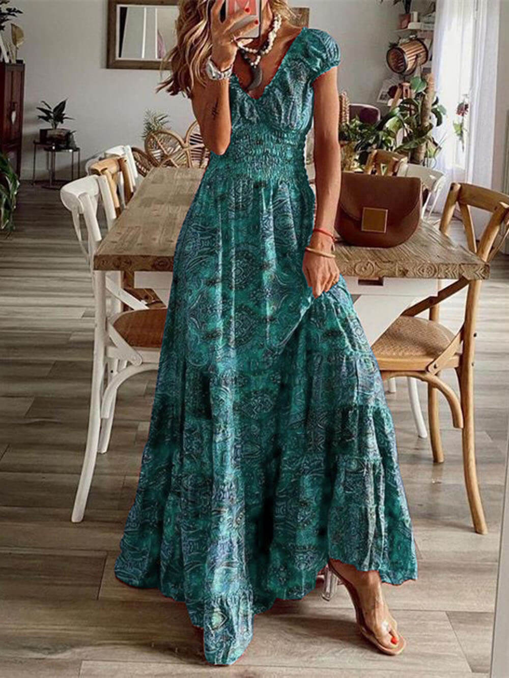 Effortlessly Elegant Dress with a Timeless Design