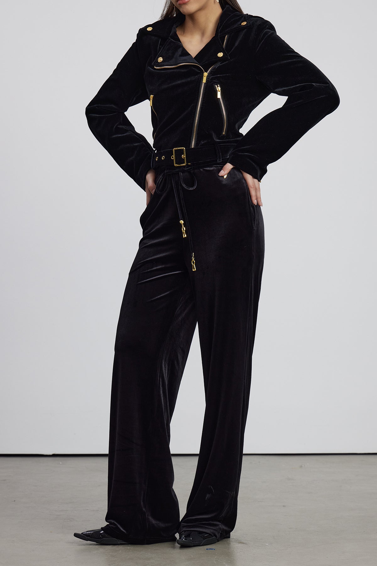 Well Tailored Pants with a Graceful Silhouette