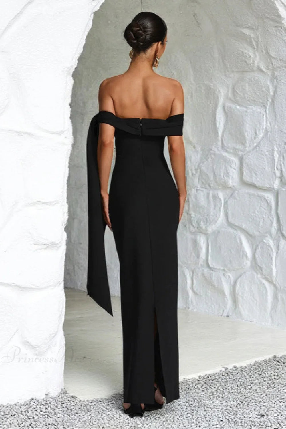 Well Tailored Dress with a Graceful Silhouette