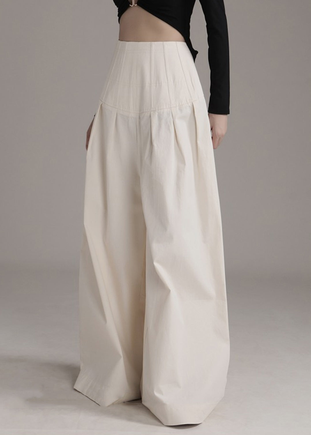 Effortlessly Elegant Pants with a Timeless Design