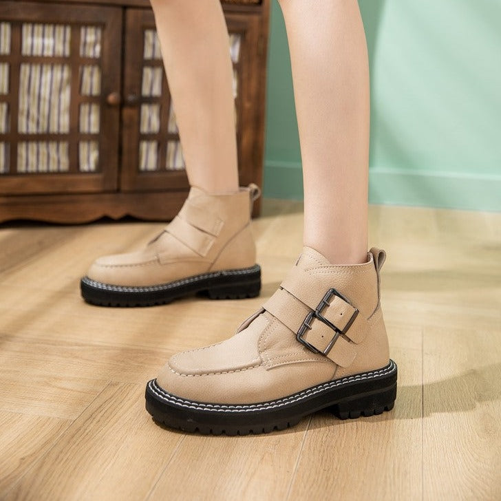Effortlessly Elegant Boots with a Timeless Design