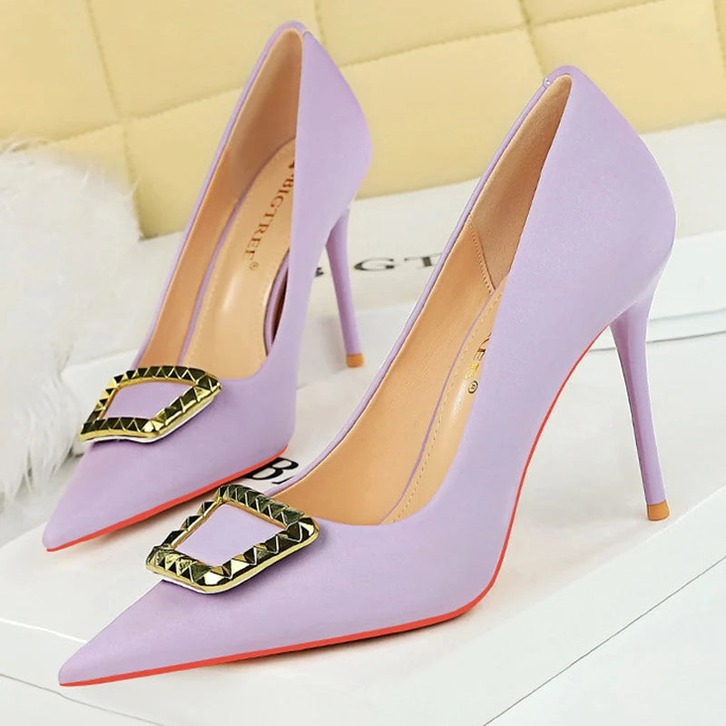 Effortlessly Elegant Shoes with a Timeless Design