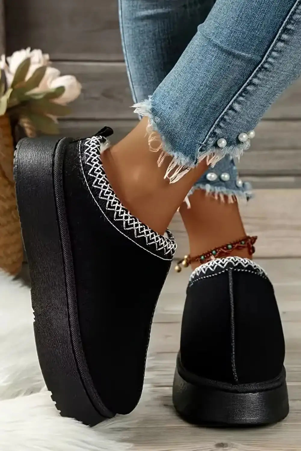 Effortlessly Elegant Boots with a Timeless Design