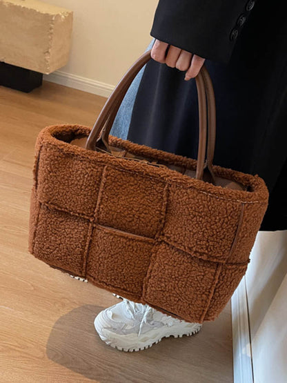 Gracefully Styled Bag for Any Occasion