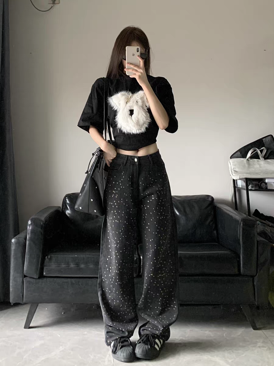 Effortlessly Elegant Pants with a Timeless Design
