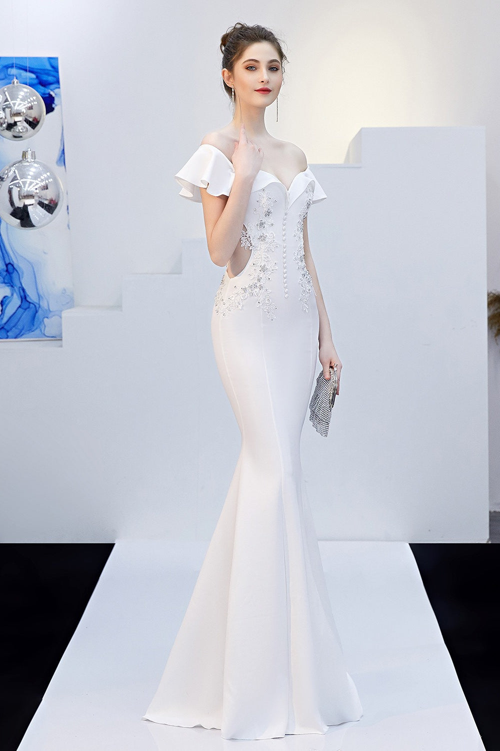 Well Tailored Dress with a Graceful Silhouette