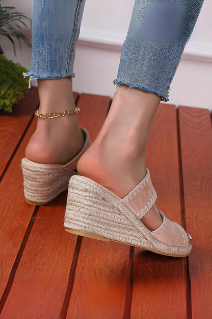 Classic Vintage Sandals with a Flattering Fit