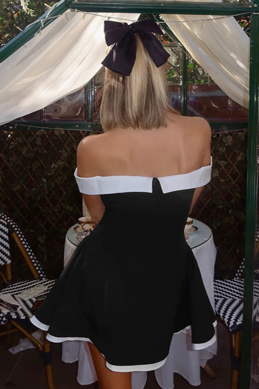 Effortlessly Elegant Dress with a Timeless Design