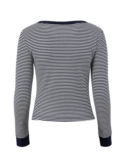 Well Tailored Top with a Graceful Silhouette