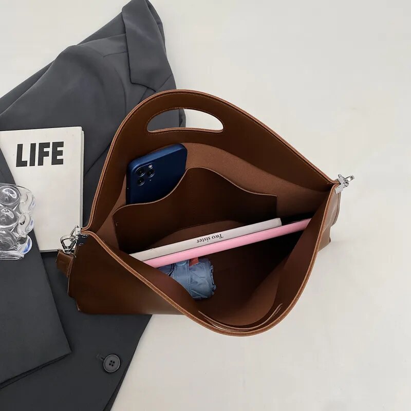 Gracefully Styled Bag for Any Occasion