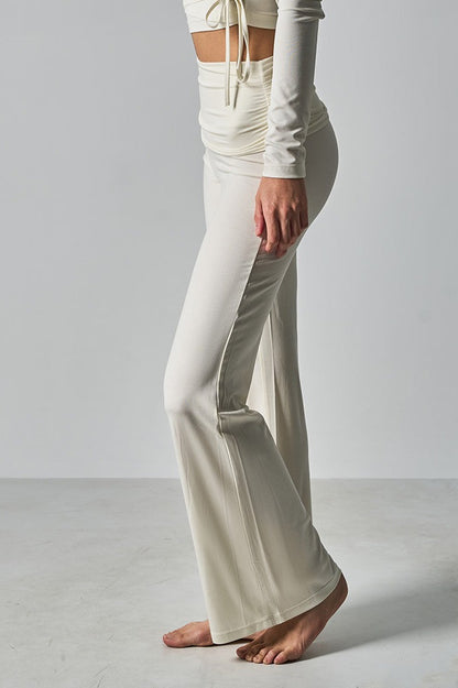 Effortlessly Elegant Pants with a Timeless Design