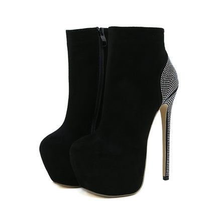Effortlessly Elegant Boots with a Timeless Design