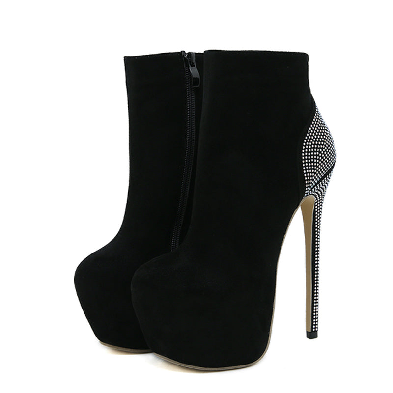 Effortlessly Elegant Boots with a Timeless Design