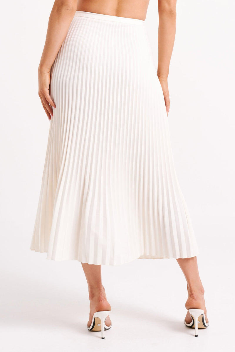 Well Tailored Garment with a Graceful Silhouette