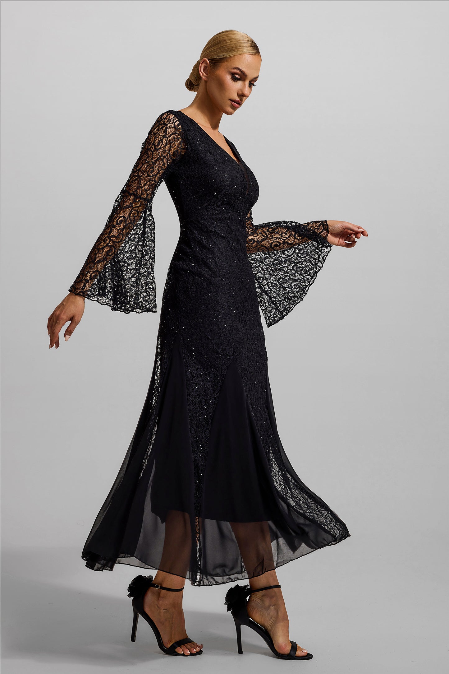 Beautifully Finished Dress in a Timeless Design