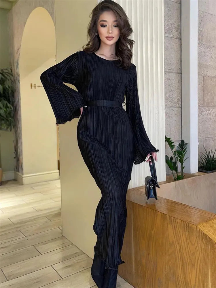 Beautifully Finished Dress in a Timeless Design