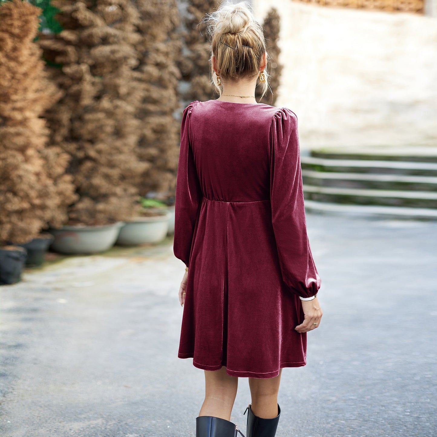 Effortlessly Elegant Dress with a Timeless Design
