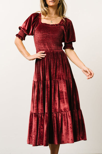 Well Tailored Dress with a Graceful Silhouette