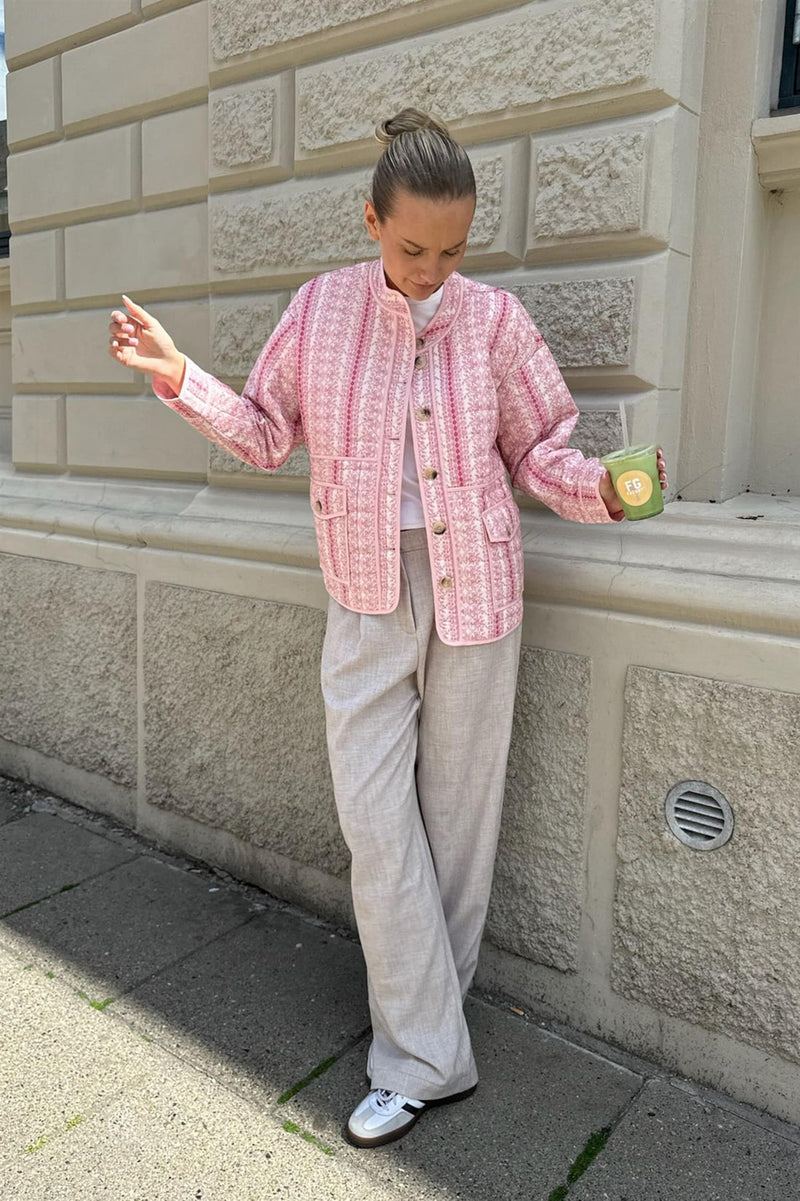Effortlessly Elegant Jacket with a Timeless Design
