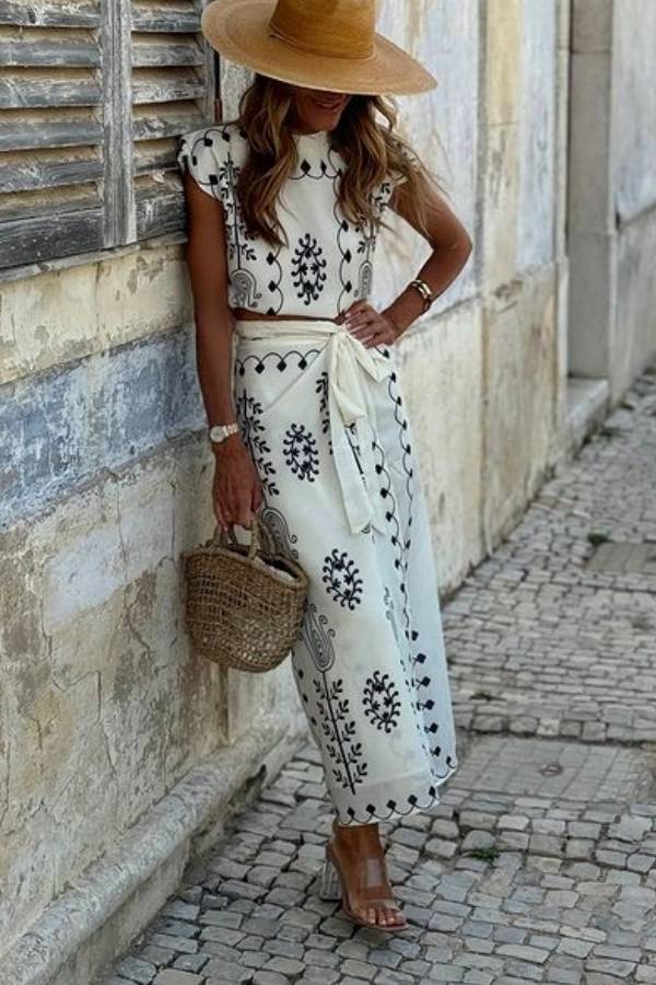 Effortlessly Elegant Garment with a Timeless Design