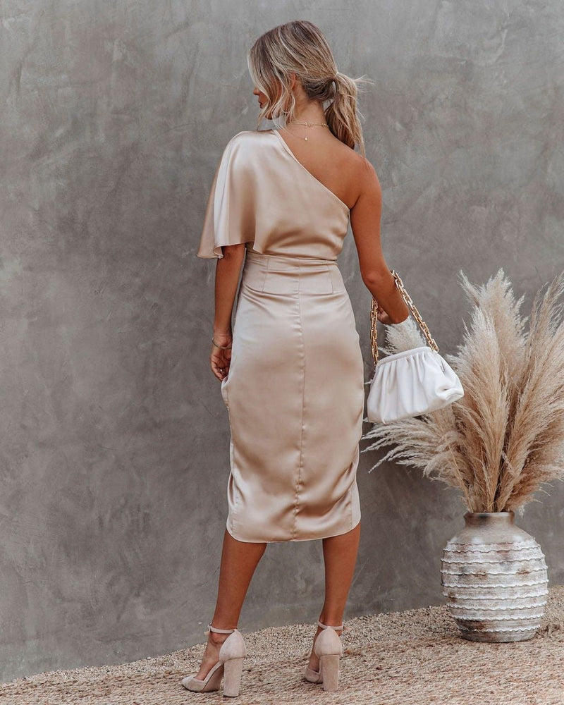 Beautifully Finished Dress in a Timeless Design