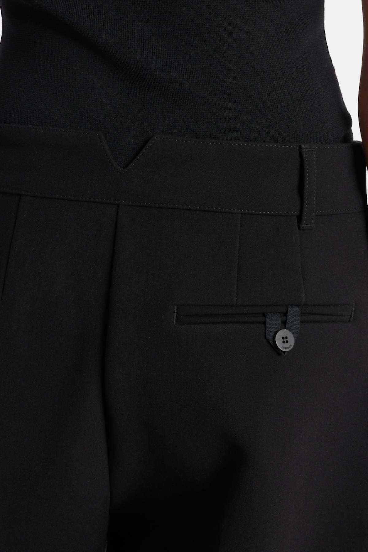 Effortlessly Elegant Pants with a Timeless Design