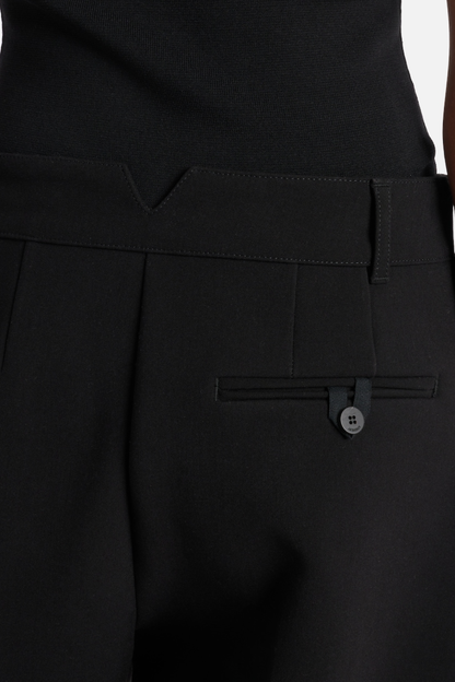 Effortlessly Elegant Pants with a Timeless Design