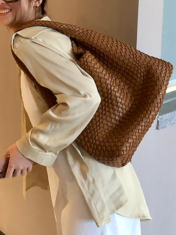 Well Tailored Bag with a Graceful Silhouette