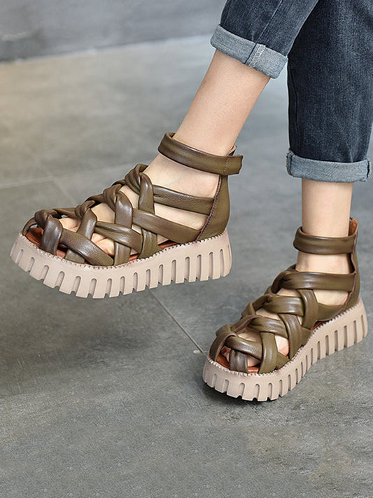 Effortlessly Elegant Sandals with a Timeless Design