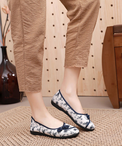 Effortlessly Elegant Shoes with a Timeless Design