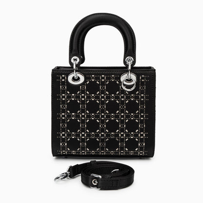 Gracefully Styled Bag for Any Occasion