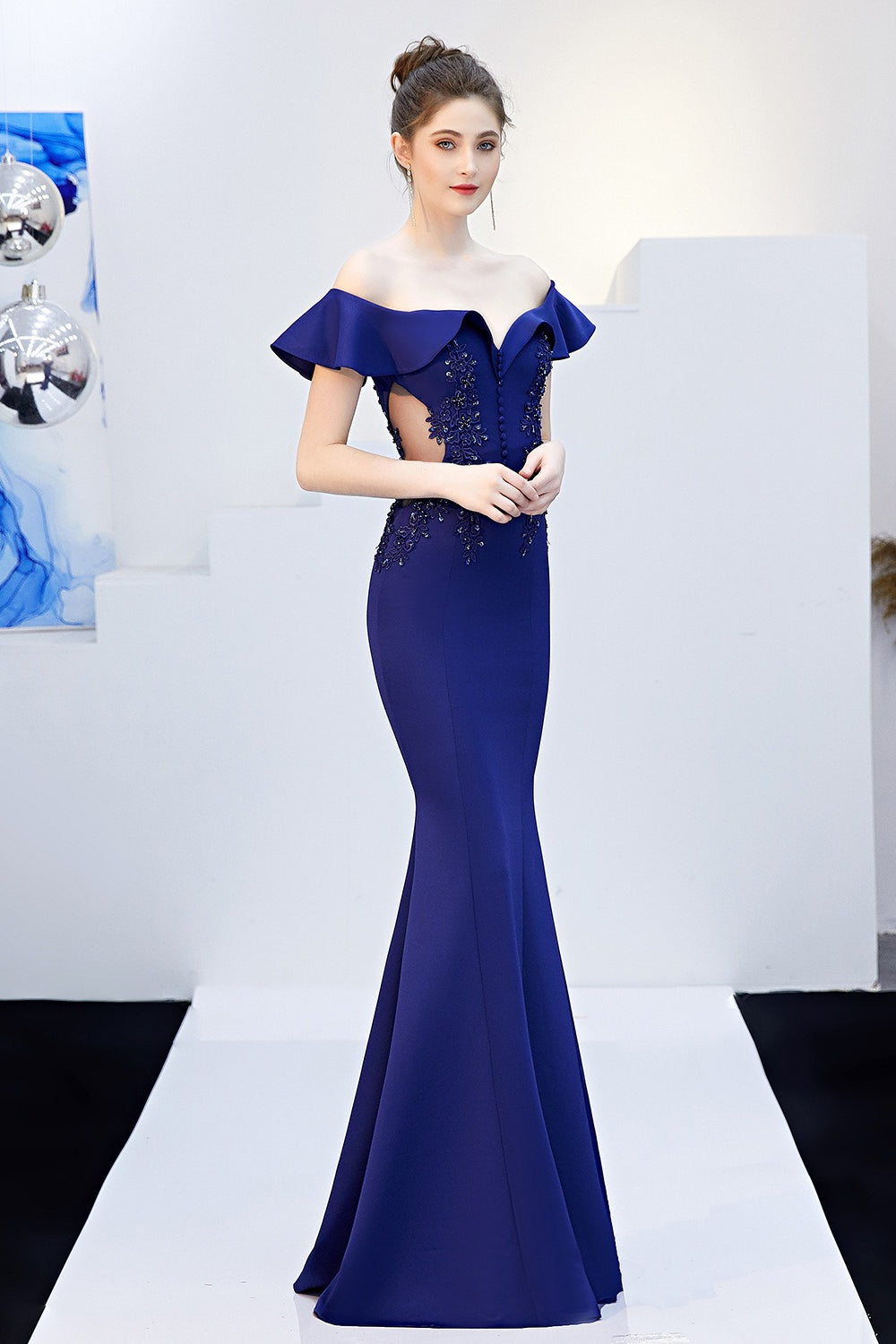 Well Tailored Dress with a Graceful Silhouette