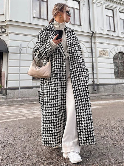 Well Tailored Coat with a Graceful Silhouette