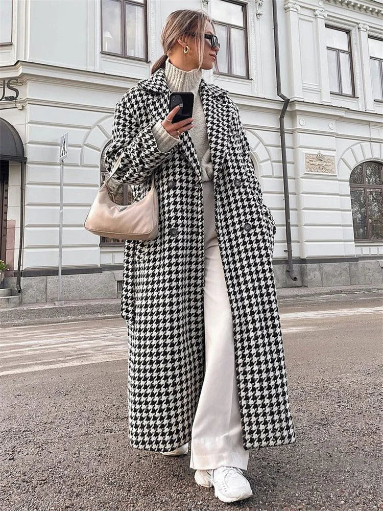 Well Tailored Coat with a Graceful Silhouette