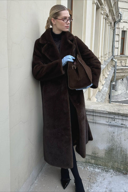 Well Tailored Coat with a Graceful Silhouette