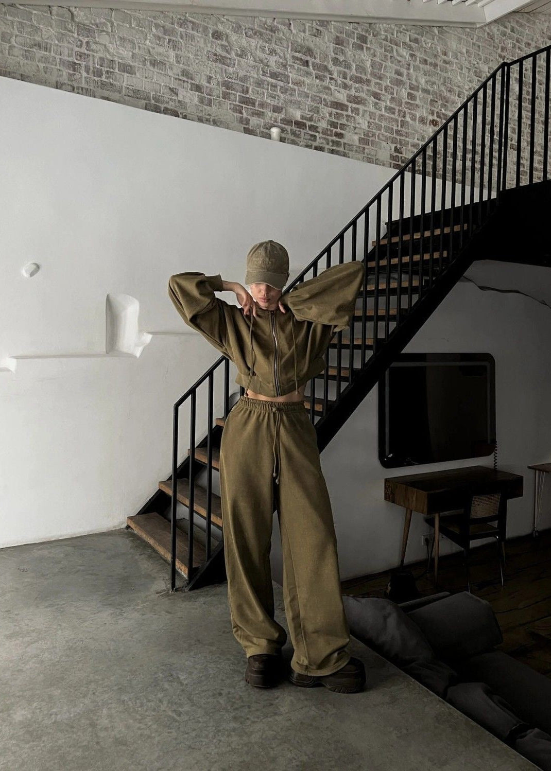 Effortlessly Elegant Pants with a Timeless Design