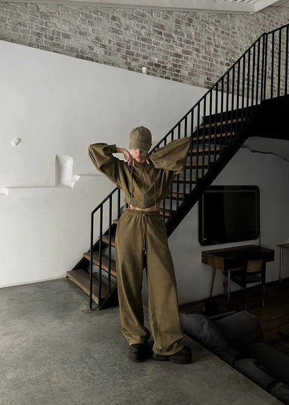 Effortlessly Elegant Pants with a Timeless Design