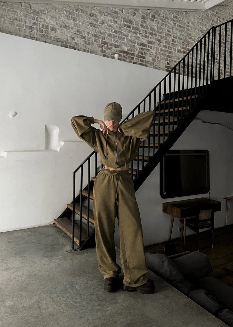 Effortlessly Elegant Pants with a Timeless Design