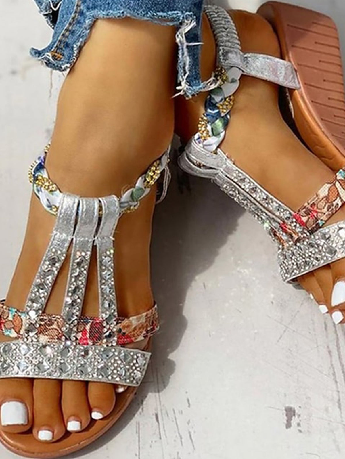Effortlessly Elegant Sandals with a Timeless Design