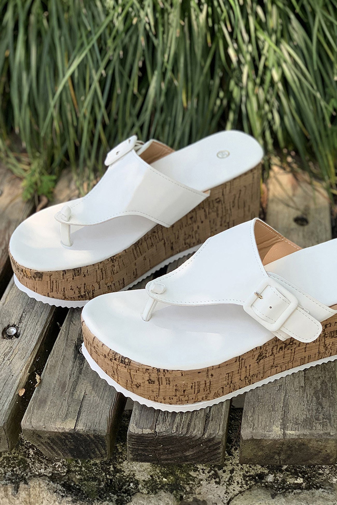 Effortlessly Elegant Sandals with a Timeless Design