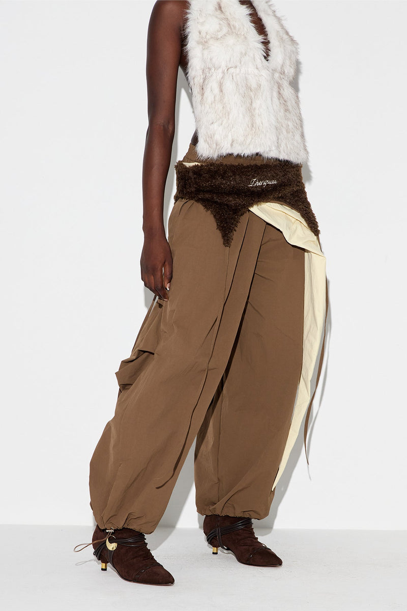 Effortlessly Elegant Pants with a Timeless Design