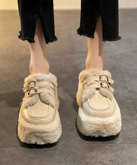 Well Tailored Sandals with a Graceful Silhouette