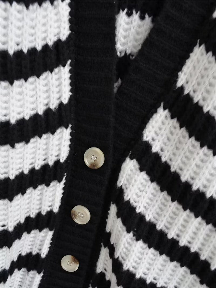 Well Tailored Cardigan with a Graceful Silhouette