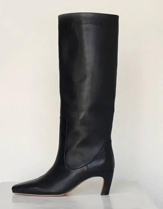 Effortlessly Elegant Boots with a Timeless Design