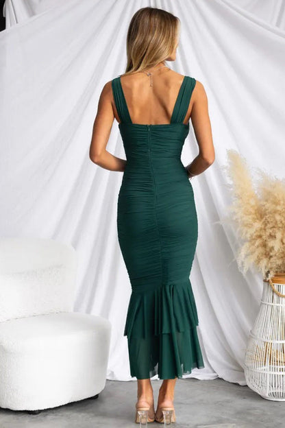 Well Tailored Dress with a Graceful Silhouette