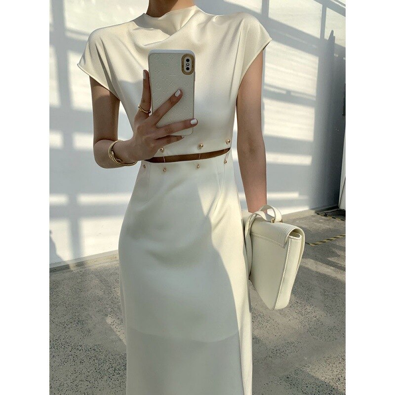 Well Tailored Dress with a Graceful Silhouette